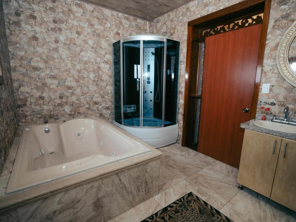 Отель Salamina Highs Экстерьер фото
